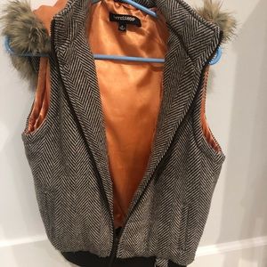 Vest with fur collar